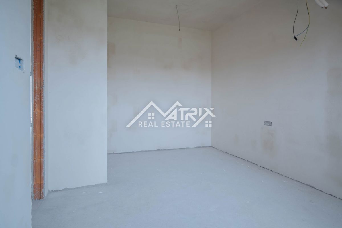 Medulin, Trisobno stanovanje s teraso, garažo in blizu morja