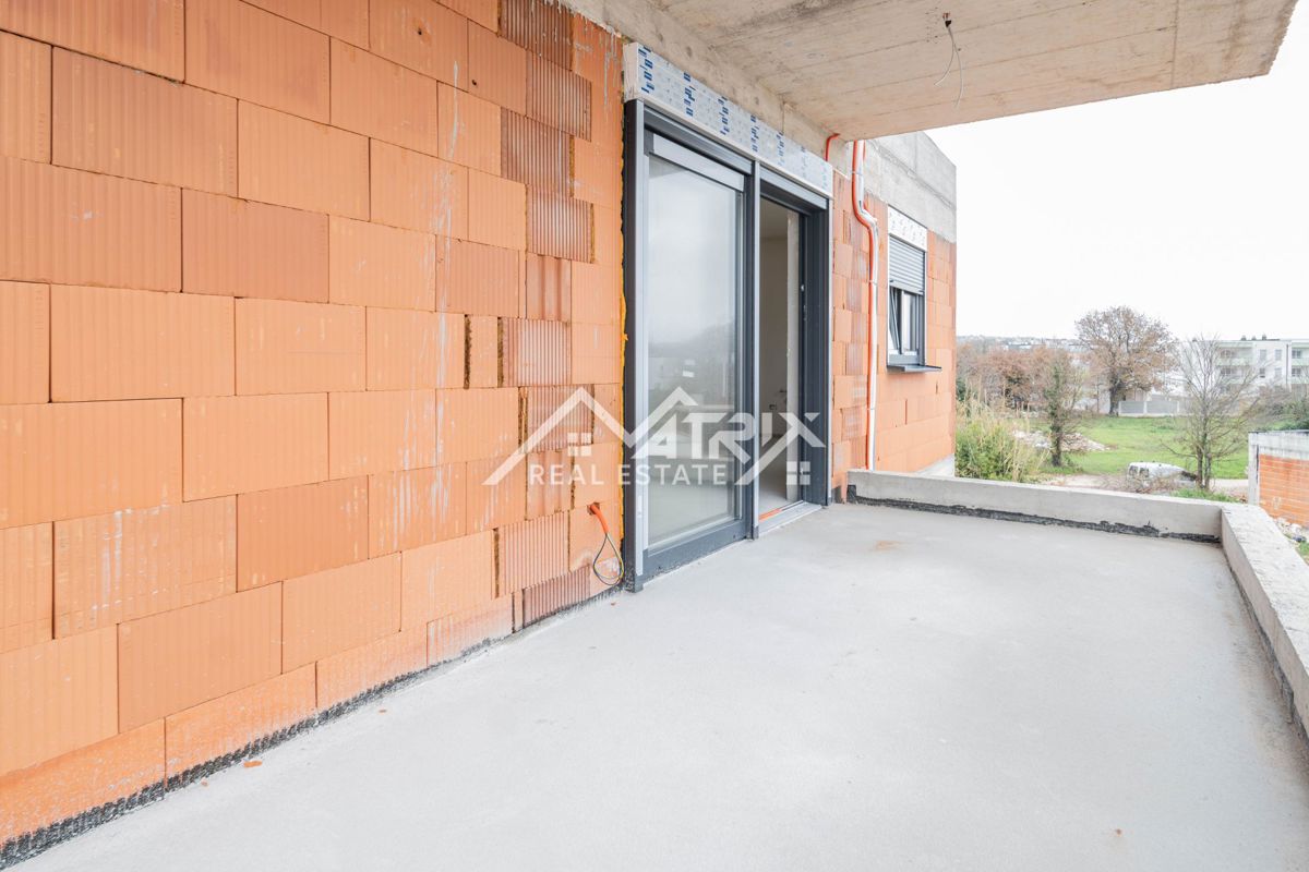 Medulin, Trisobno stanovanje s teraso, garažo in blizu morja