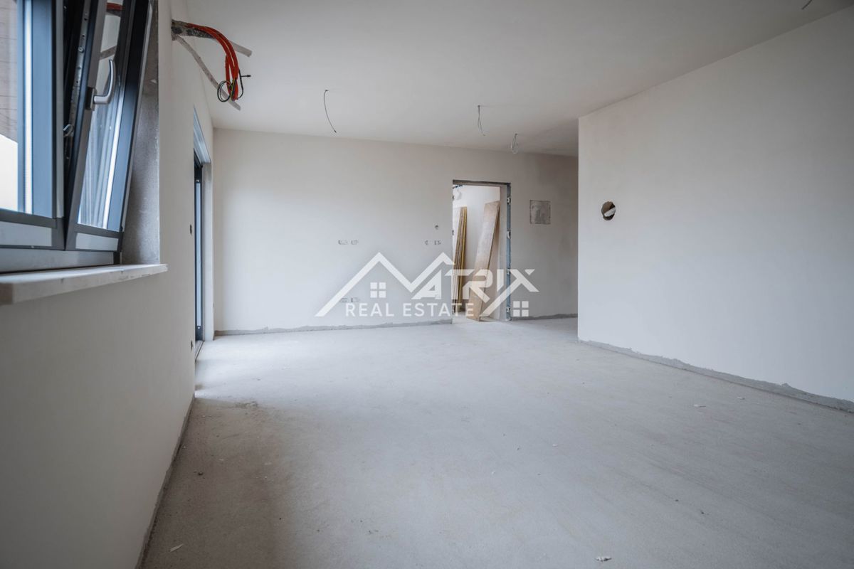 Medulin, Trisobno stanovanje s teraso, garažo in blizu morja