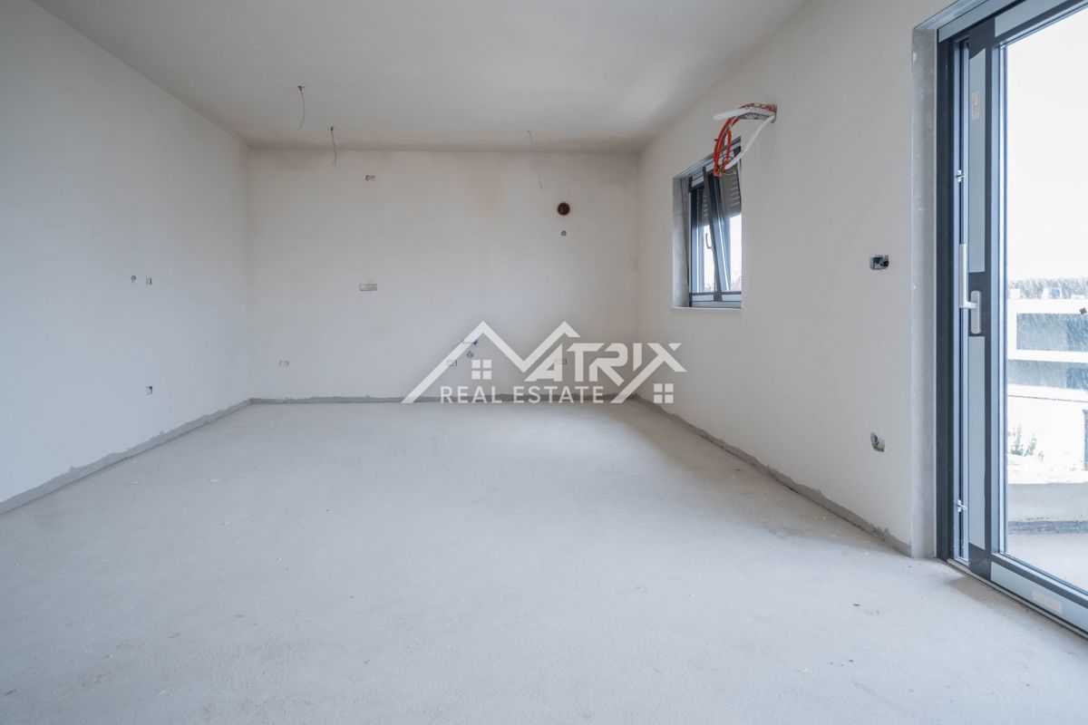 Medulin, Trisobno stanovanje s teraso, garažo in blizu morja