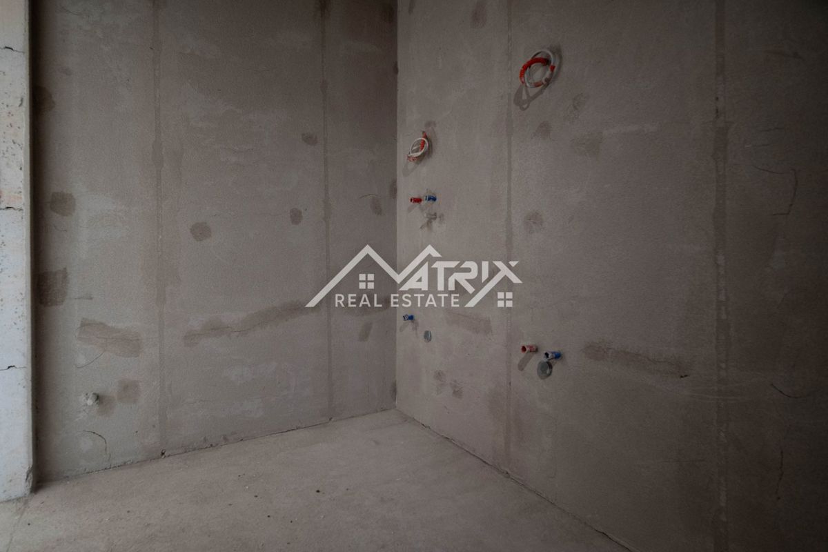 Medulin, Trisobno stanovanje s teraso, garažo in blizu morja