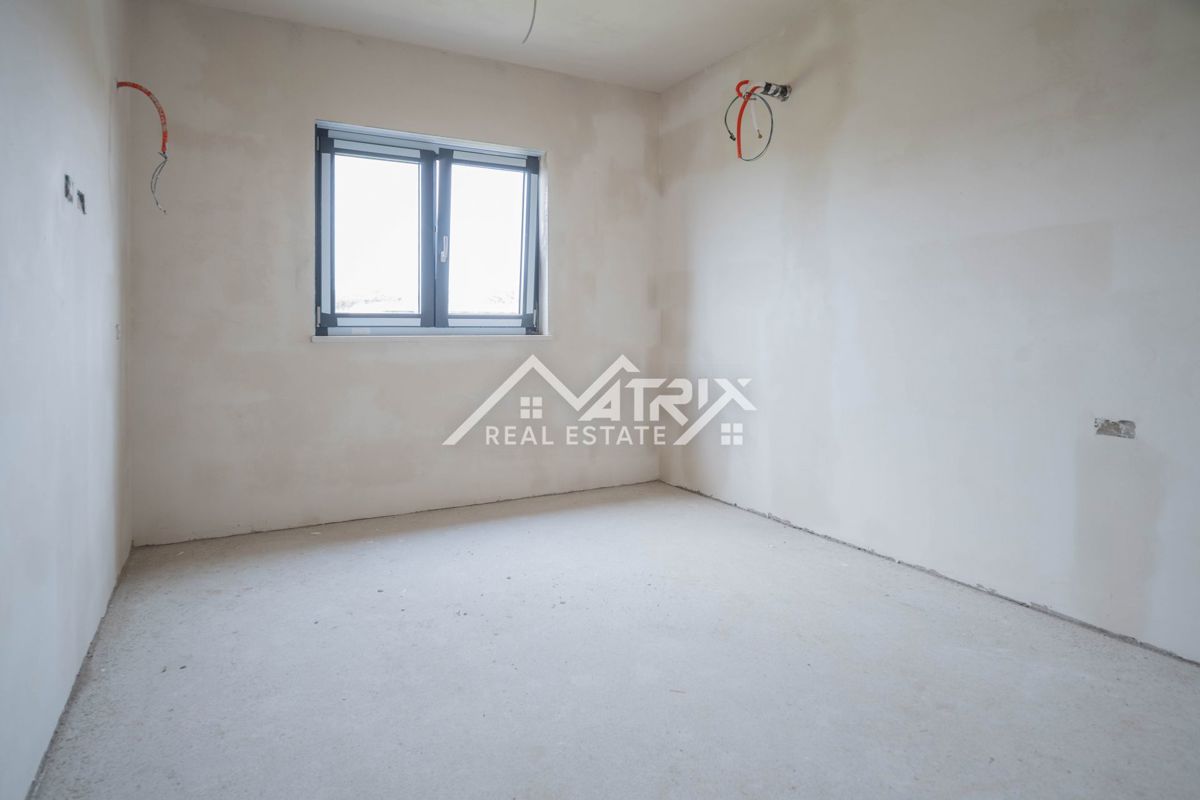 Medulin, Trisobno stanovanje s teraso, garažo in blizu morja