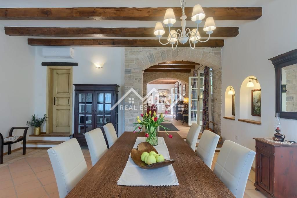 Poreč okolica, kamnita vila s 3 spalnicami in bazenom