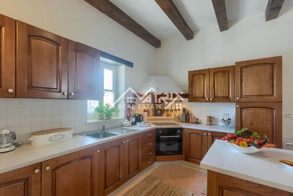 Poreč okolica, kamnita vila s 3 spalnicami in bazenom