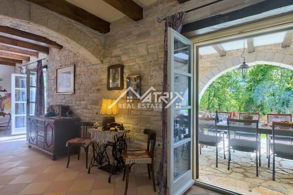 Poreč okolica, kamnita vila s 3 spalnicami in bazenom