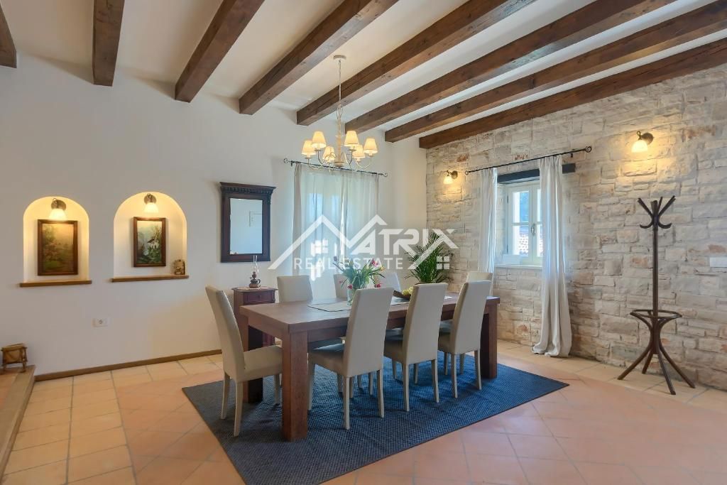 Poreč okolica, kamnita vila s 3 spalnicami in bazenom