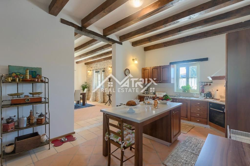 Poreč okolica, kamnita vila s 3 spalnicami in bazenom