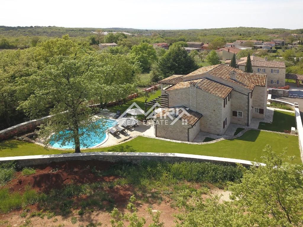 Poreč okolica, kamnita vila s 3 spalnicami in bazenom