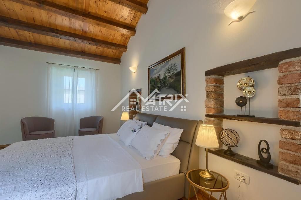 Poreč okolica, kamnita vila s 3 spalnicami in bazenom