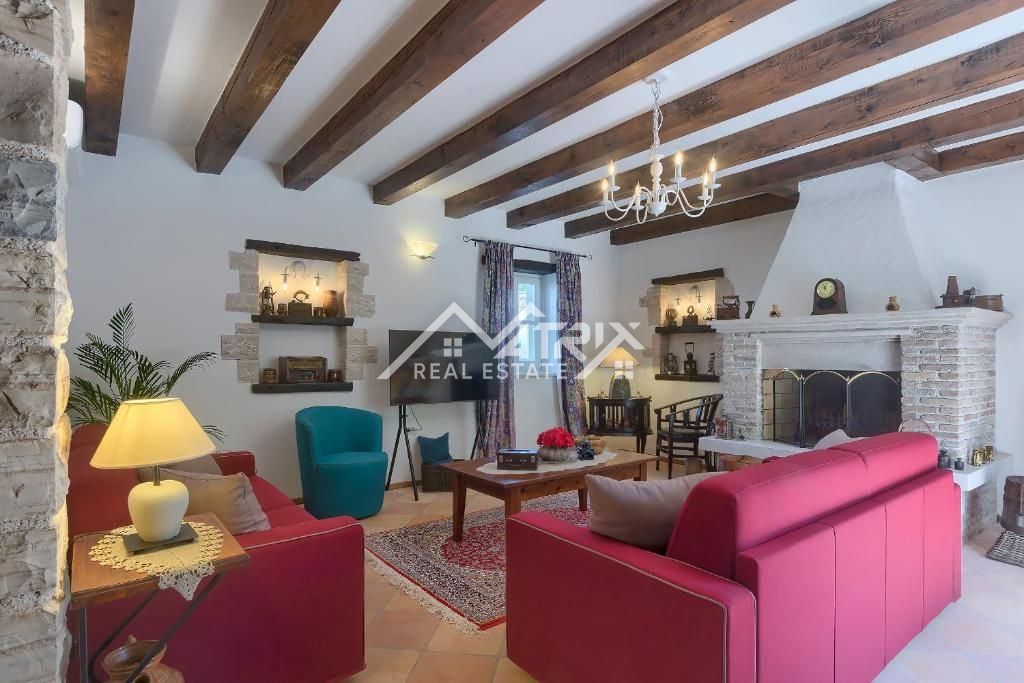 Poreč okolica, kamnita vila s 3 spalnicami in bazenom