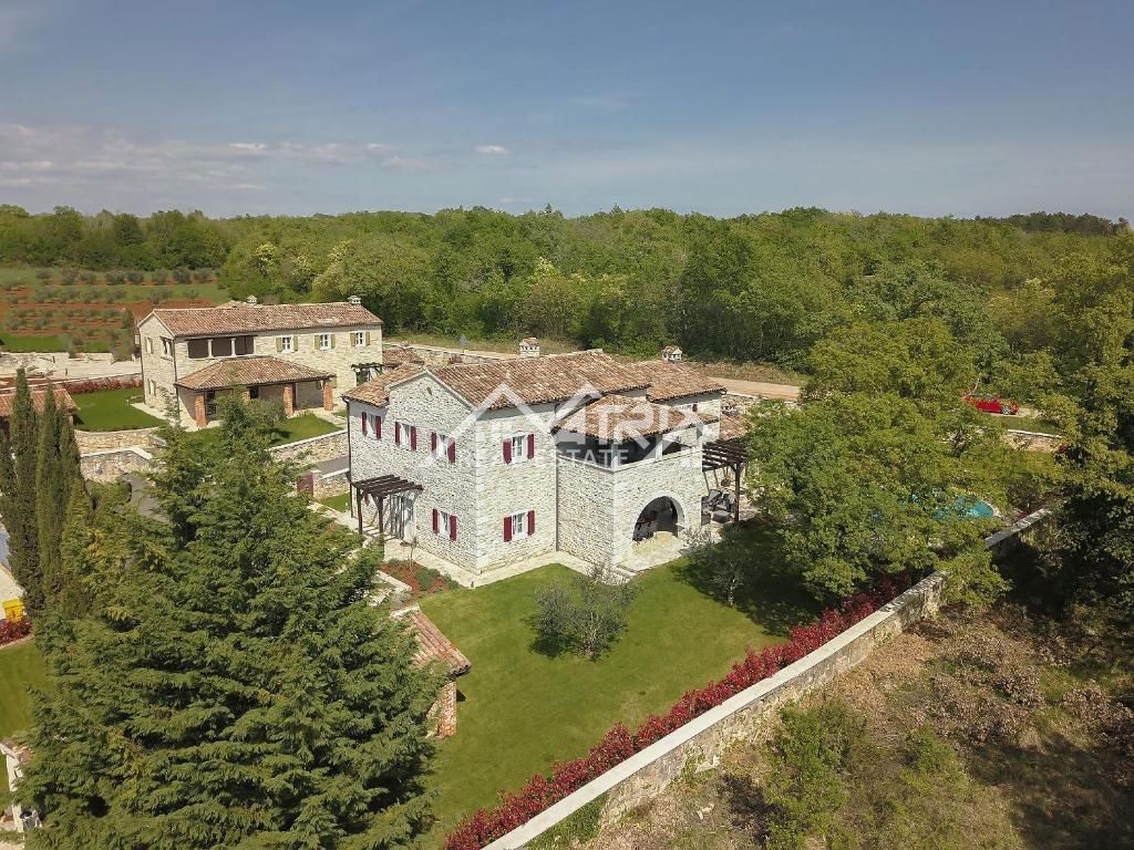 Poreč okolica, kamnita vila s 3 spalnicami in bazenom