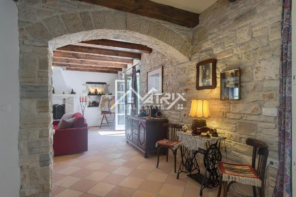 Poreč okolica, kamnita vila s 3 spalnicami in bazenom
