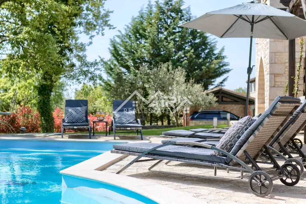 Poreč okolica, kamnita vila s 3 spalnicami in bazenom