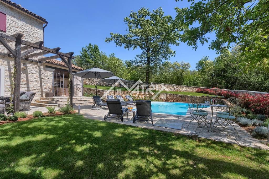 Poreč okolica, kamnita vila s 3 spalnicami in bazenom