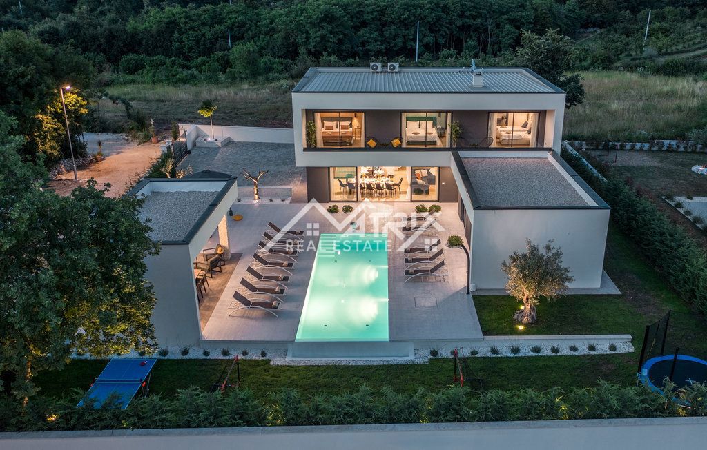 Okolica Rovinja, Luksuzno opremljena vila s 5 spalnicami!