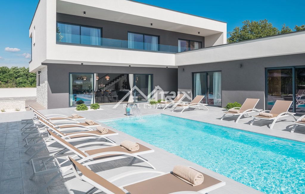 Okolica Rovinja, Luksuzno opremljena vila s 5 spalnicami!