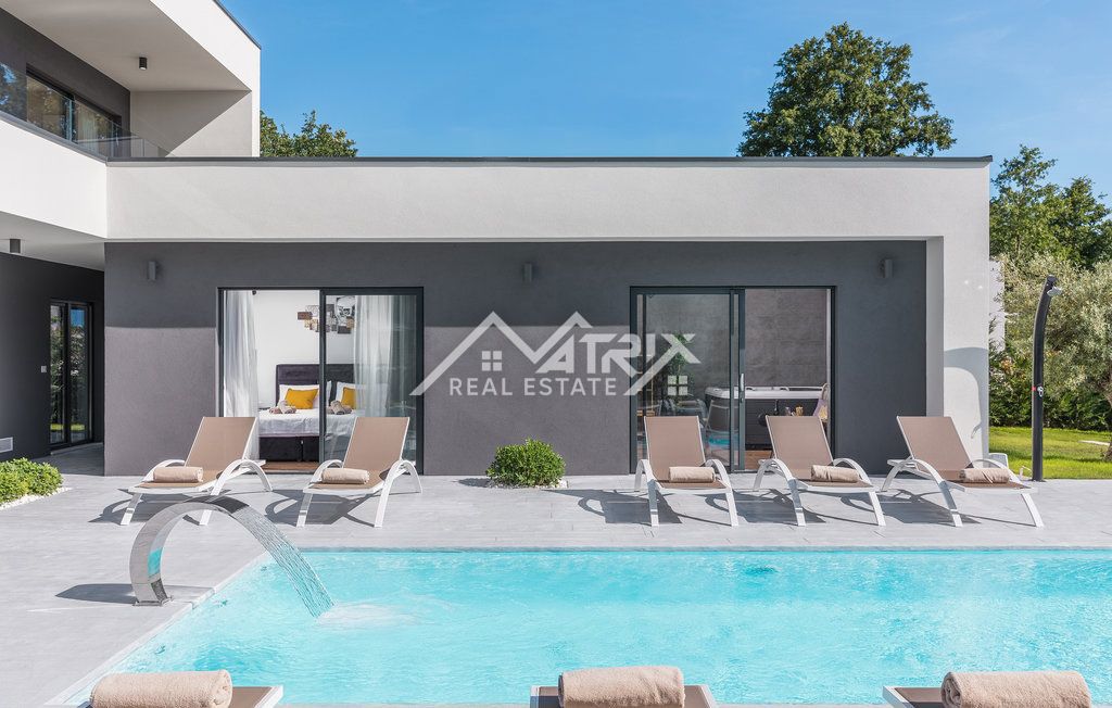 Okolica Rovinja, Luksuzno opremljena vila s 5 spalnicami!