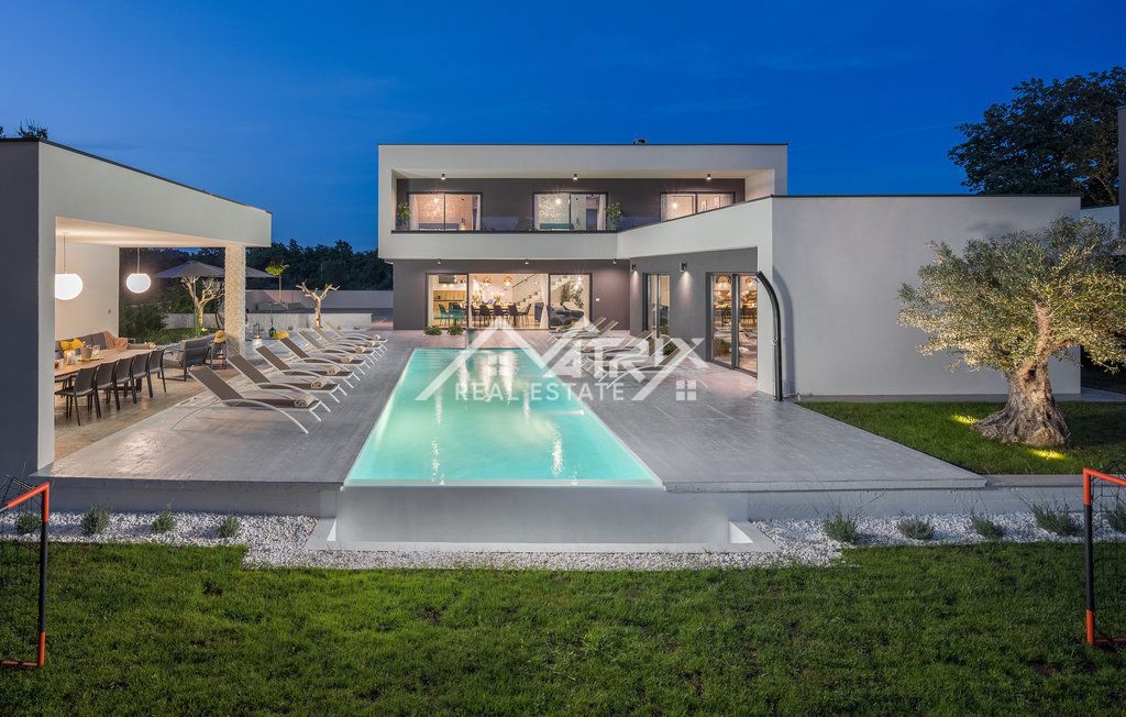 Okolica Rovinja, Luksuzno opremljena vila s 5 spalnicami!