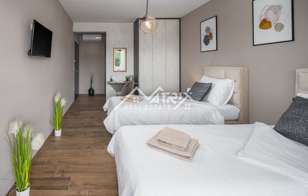 Okolica Rovinja, Luksuzno opremljena vila s 5 spalnicami!