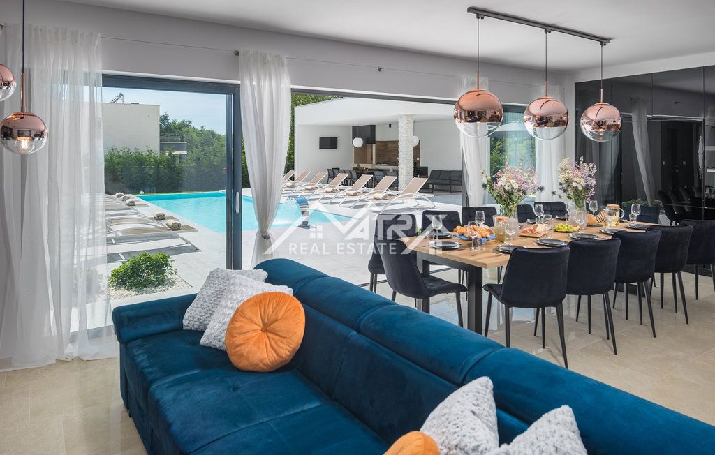 Okolica Rovinja, Luksuzno opremljena vila s 5 spalnicami!