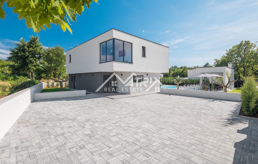 Okolica Rovinja, Luksuzno opremljena vila s 5 spalnicami!