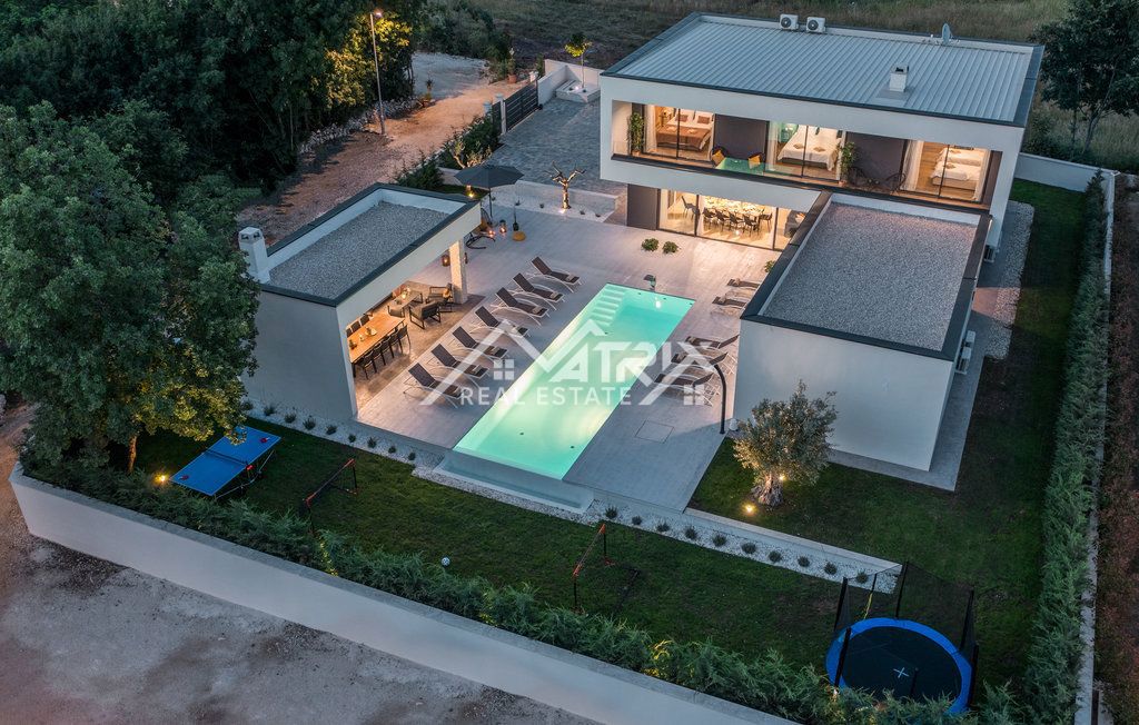 Okolica Rovinja, Luksuzno opremljena vila s 5 spalnicami!