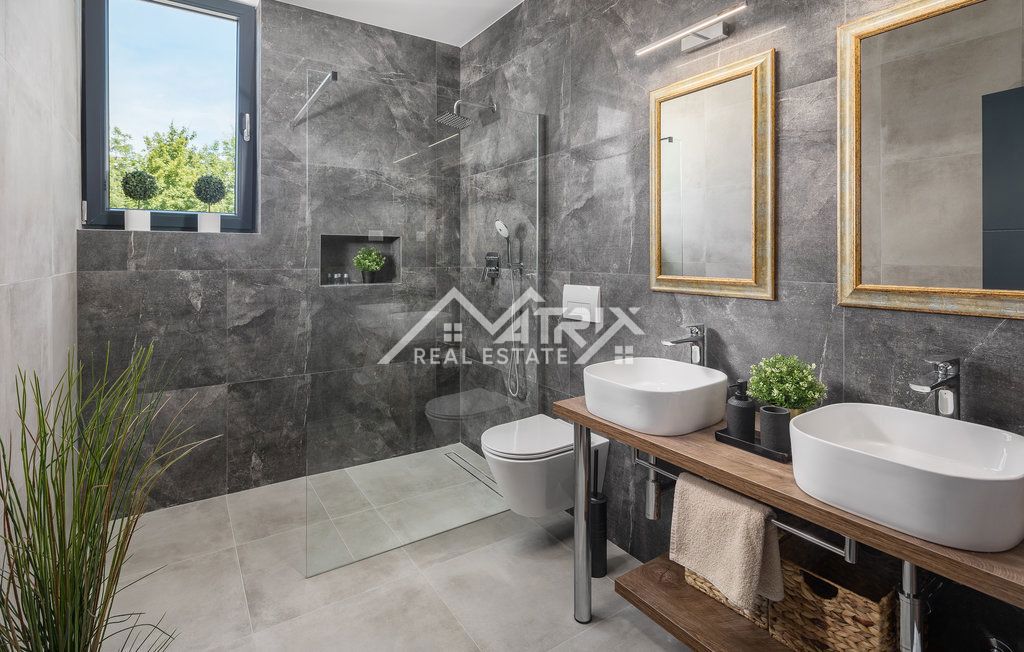 Okolica Rovinja, Luksuzno opremljena vila s 5 spalnicami!