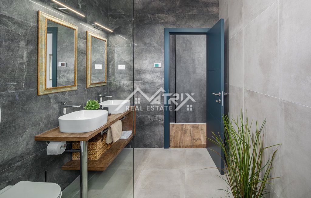 Okolica Rovinja, Luksuzno opremljena vila s 5 spalnicami!