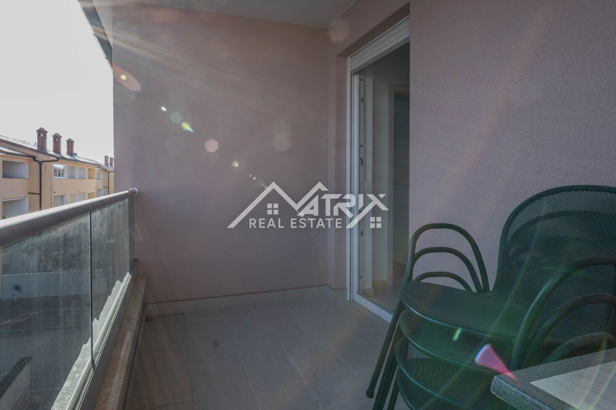 Peroj, dvosobno stanovanje 950 m od morja z ložo in parkingom