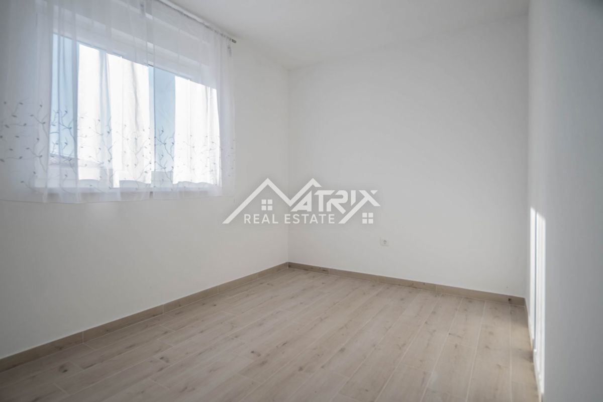 Peroj, dvosobno stanovanje 950 m od morja z ložo in parkingom