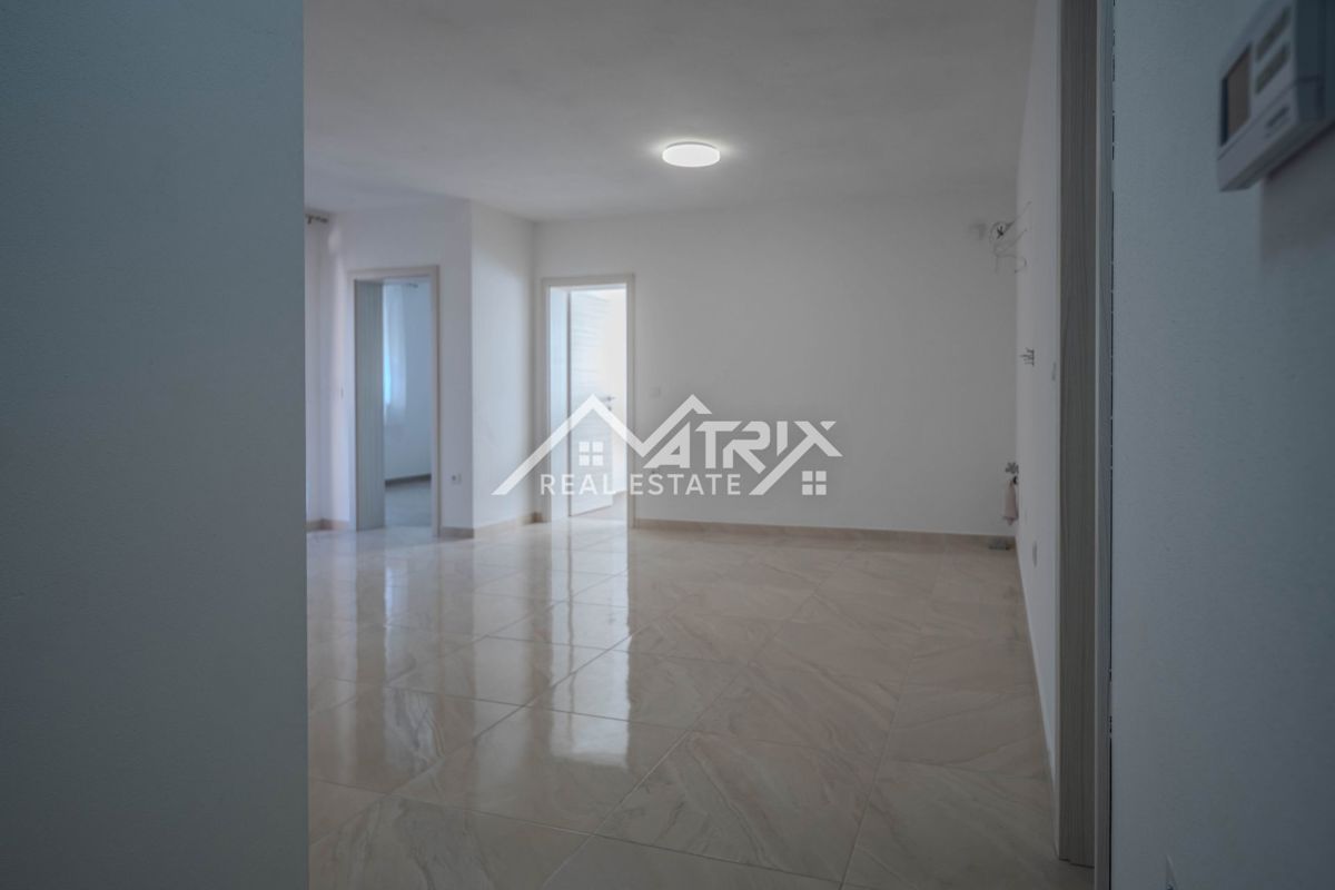 Peroj, dvosobno stanovanje 950 m od morja z ložo in parkingom