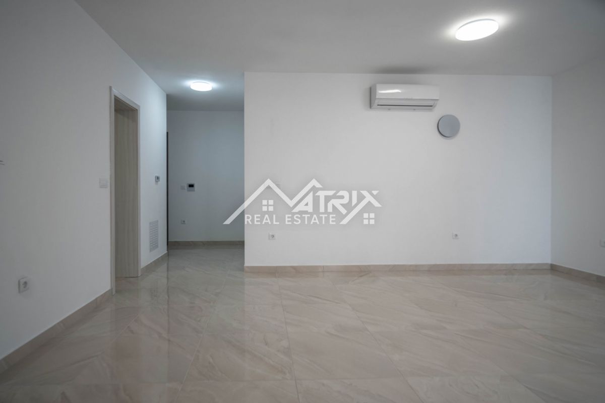 Peroj, dvosobno stanovanje 950 m od morja z ložo in parkingom