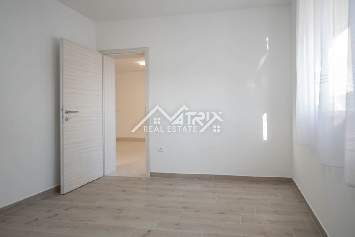 Peroj, dvosobno stanovanje 950 m od morja z ložo in parkingom