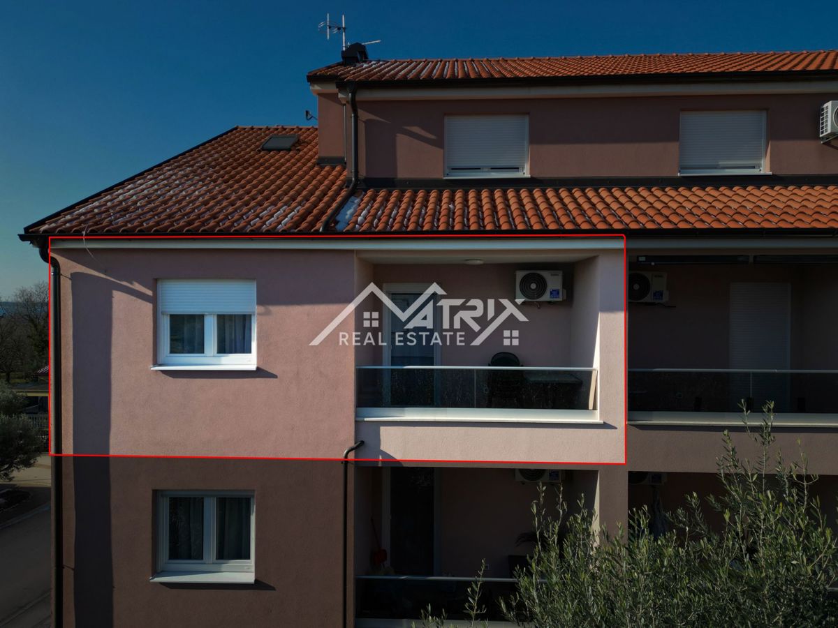 Peroj, dvosobno stanovanje 950 m od morja z ložo in parkingom