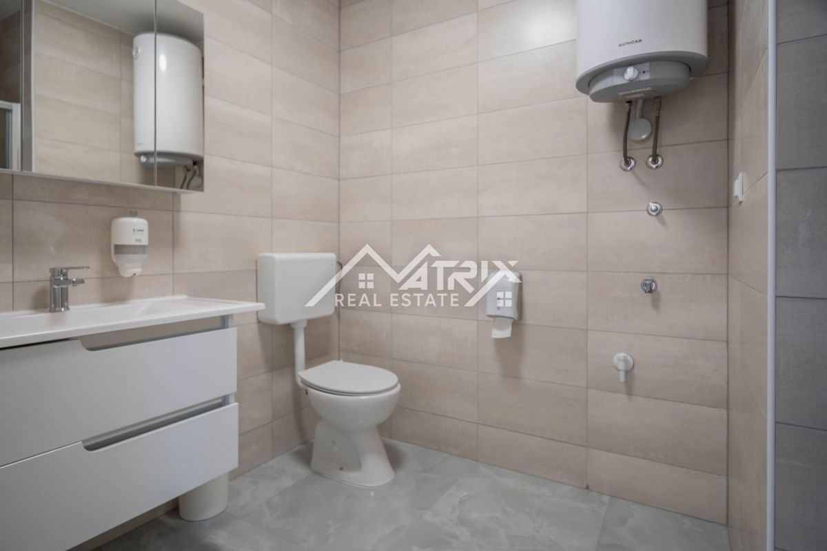 Peroj, dvosobno stanovanje 950 m od morja z ložo in parkingom