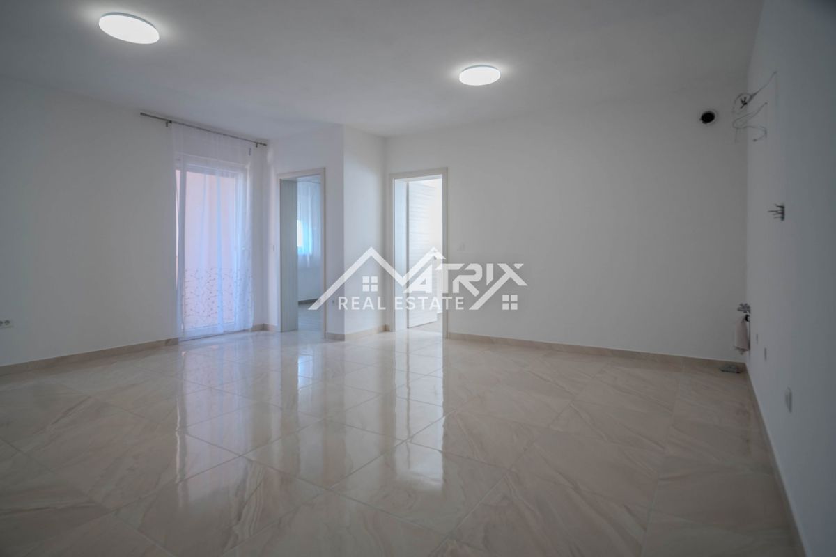 Peroj, dvosobno stanovanje 950 m od morja z ložo in parkingom