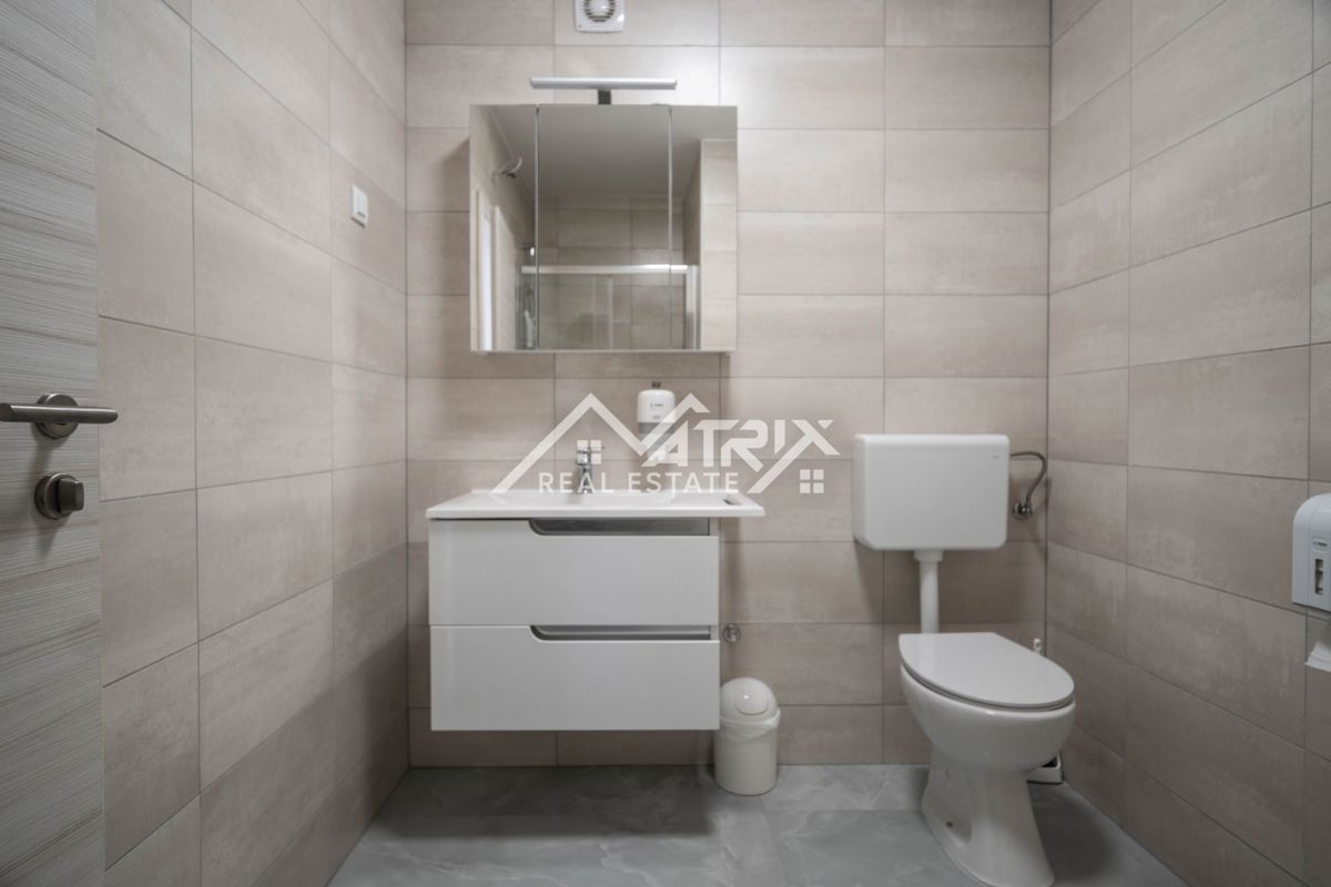 Peroj, dvosobno stanovanje 950 m od morja z ložo in parkingom