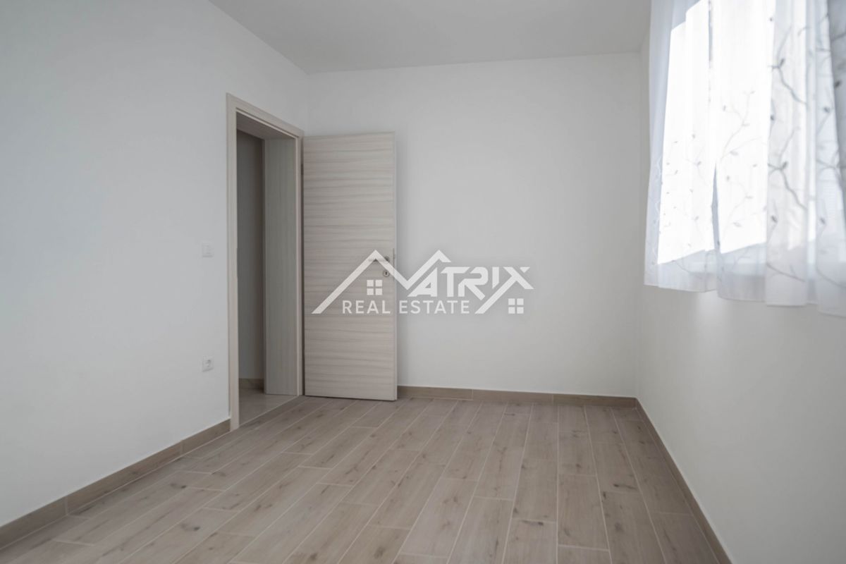 Peroj, dvosobno stanovanje 950 m od morja z ložo in parkingom