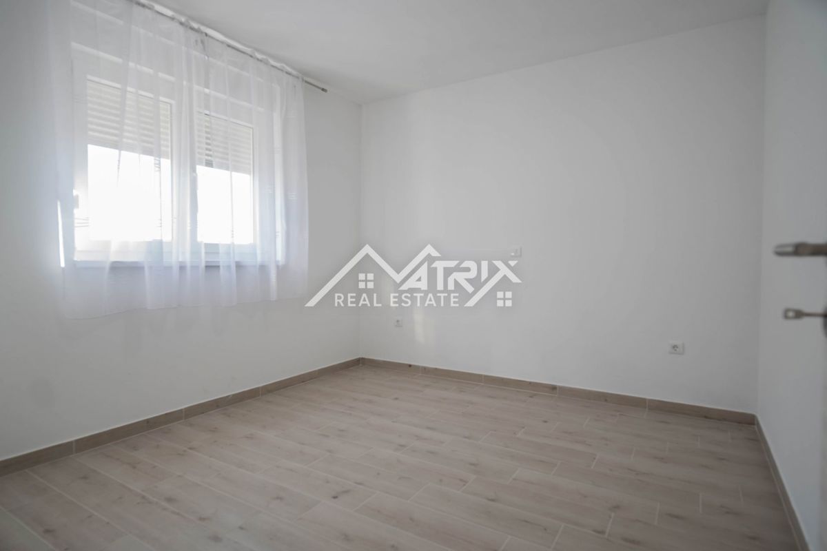 Peroj, dvosobno stanovanje 950 m od morja z ložo in parkingom