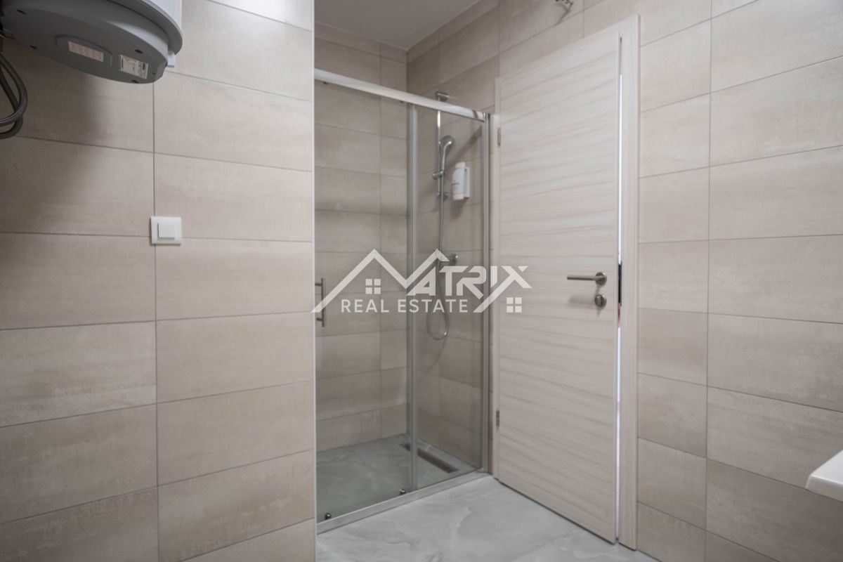 Peroj, dvosobno stanovanje 950 m od morja z ložo in parkingom