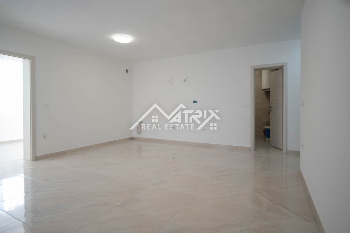 Peroj, dvosobno stanovanje 950 m od morja z ložo in parkingom