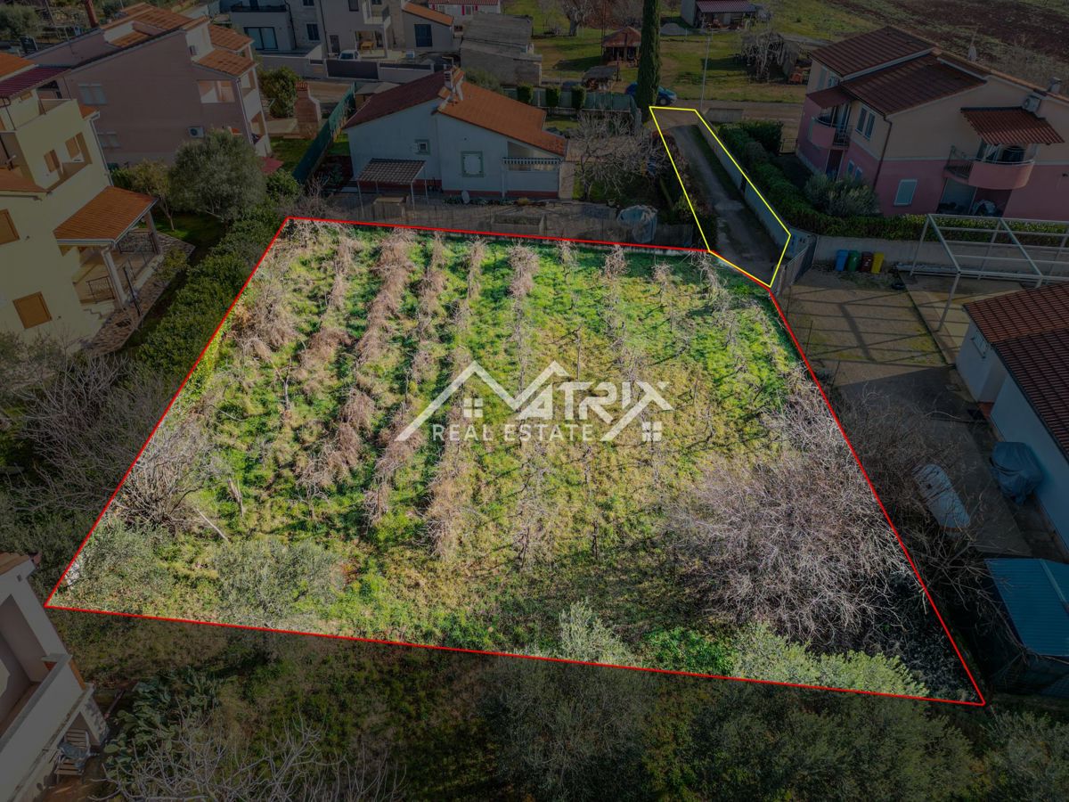 Fažana okolica, parcela z dovoljenjem in potencialom, 2 km od morja