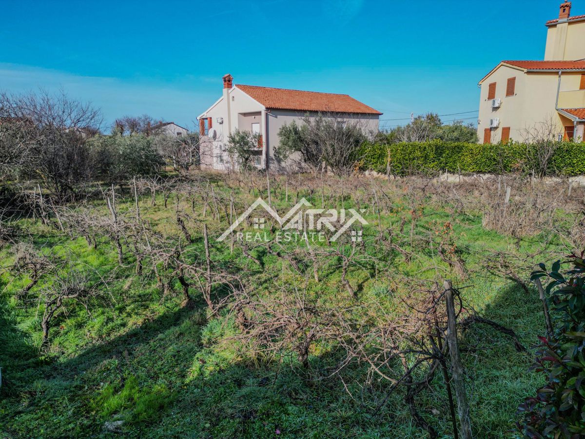 Fažana okolica, parcela z dovoljenjem in potencialom, 2 km od morja