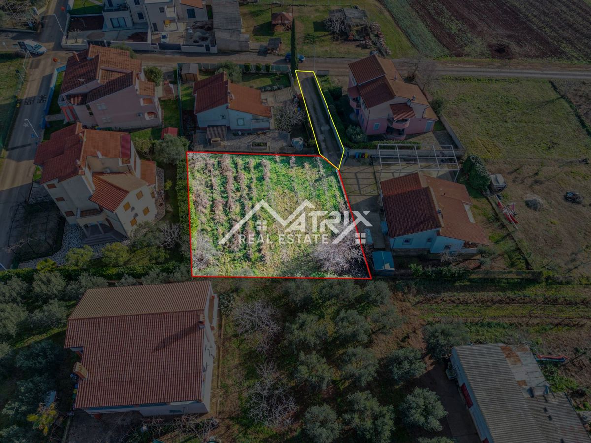 Fažana okolica, parcela z dovoljenjem in potencialom, 2 km od morja