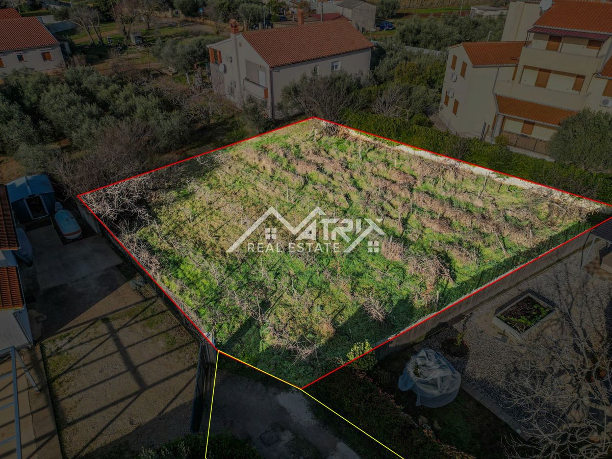 Fažana okolica, parcela z dovoljenjem in potencialom, 2 km od morja