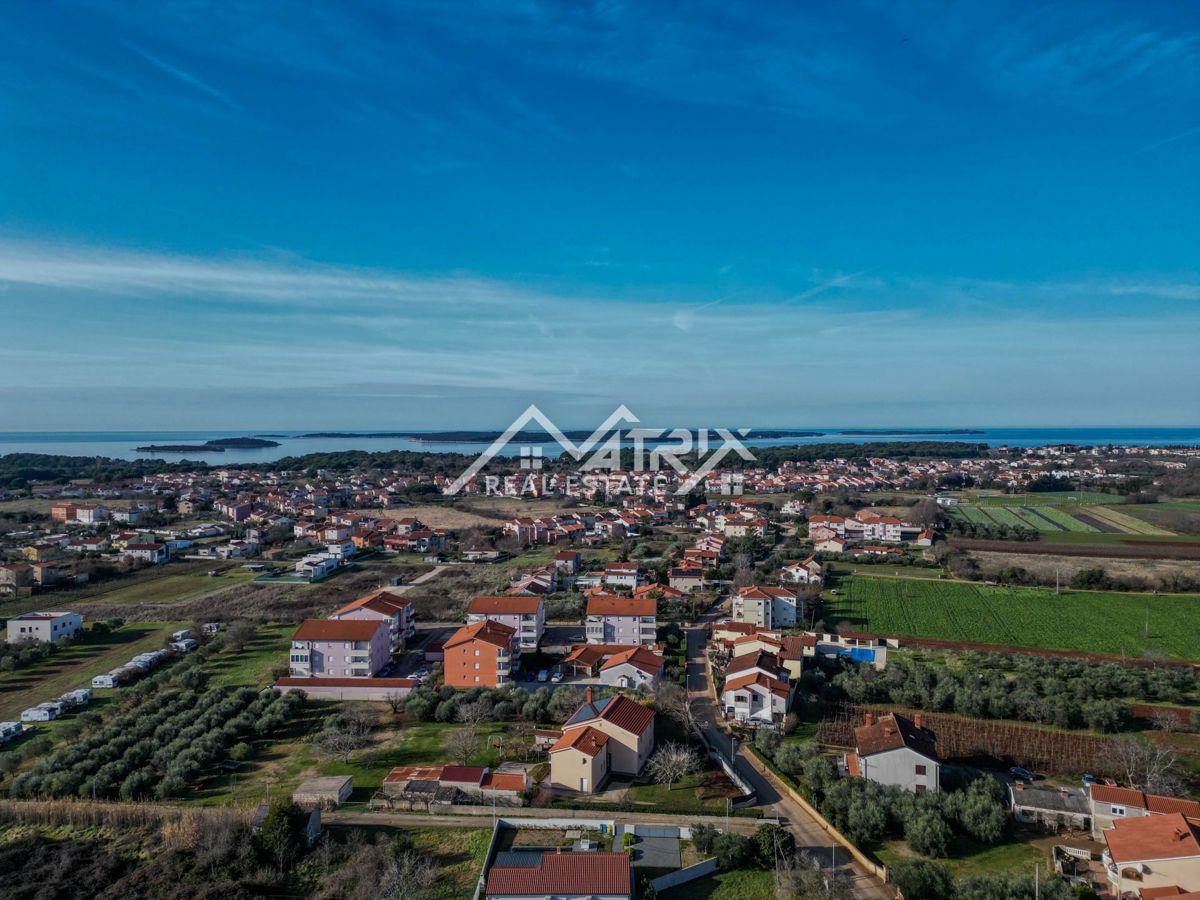 Fažana okolica, parcela z dovoljenjem in potencialom, 2 km od morja