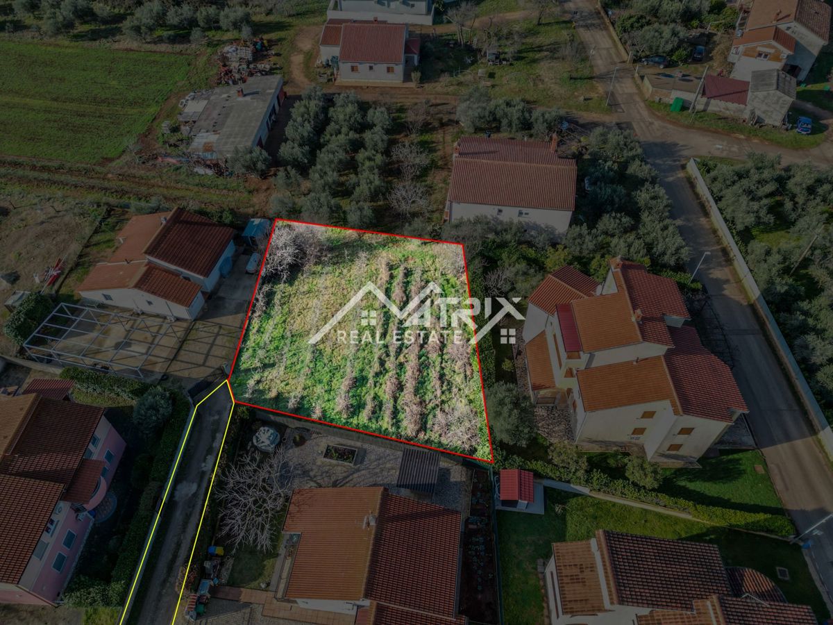 Fažana okolica, parcela z dovoljenjem in potencialom, 2 km od morja