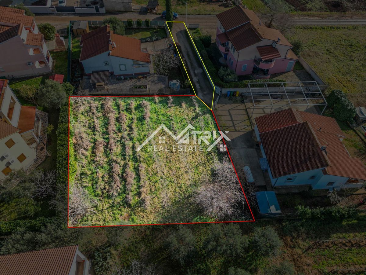 Fažana okolica, parcela z dovoljenjem in potencialom, 2 km od morja