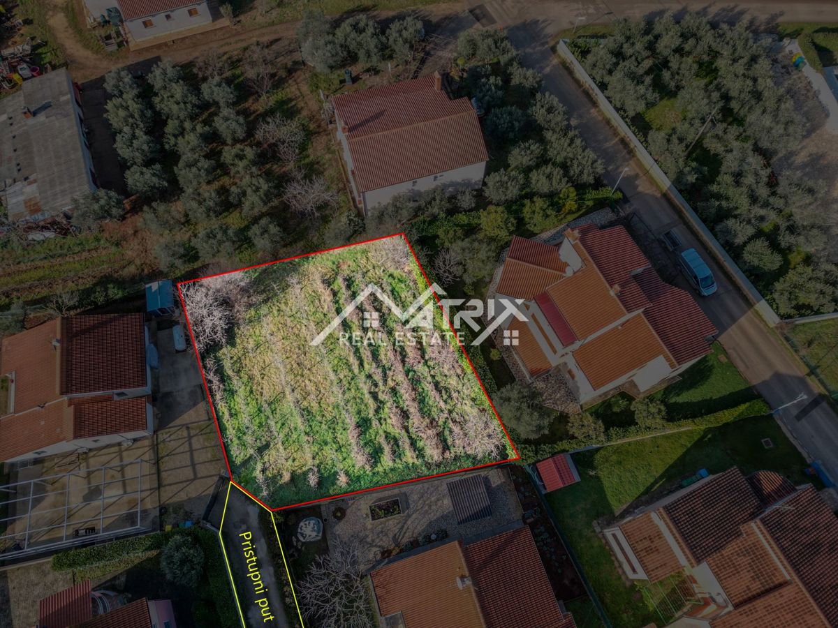 Fažana okolica, parcela z dovoljenjem in potencialom, 2 km od morja