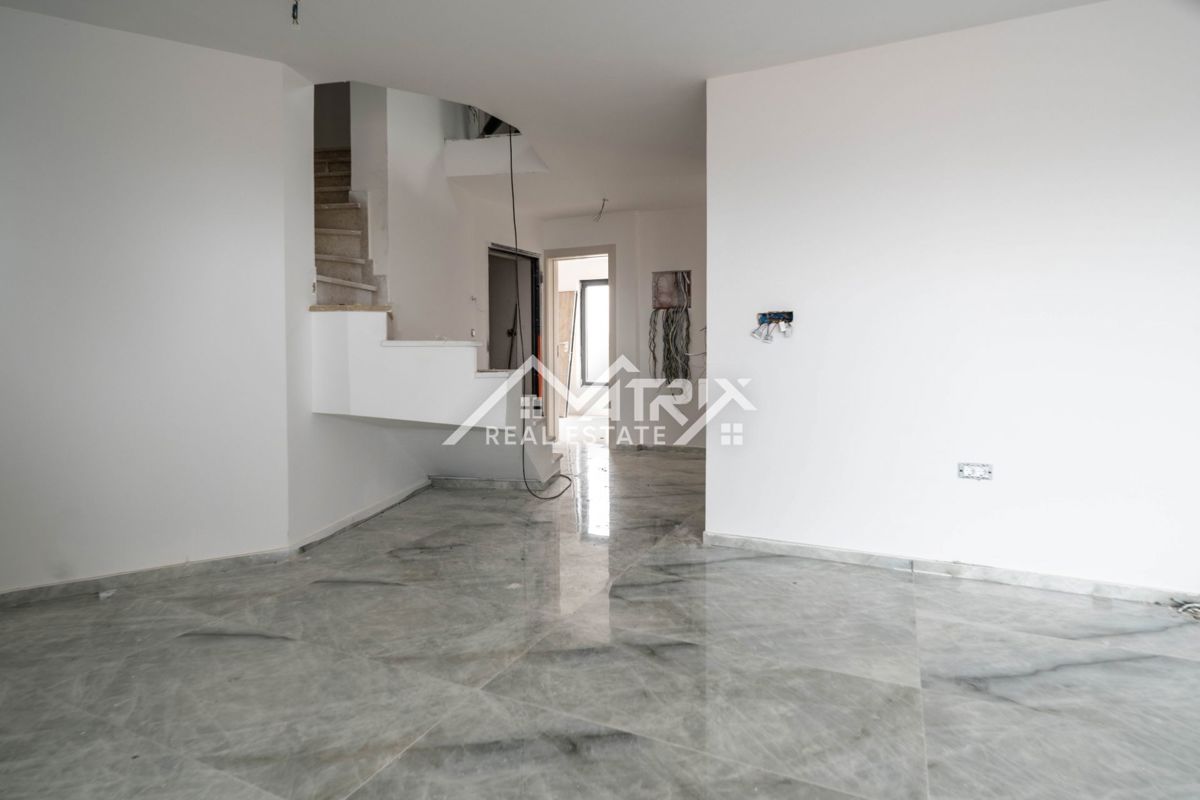 Pula okolica, Dvoetažni penthouse blizu morja s 5 sobami